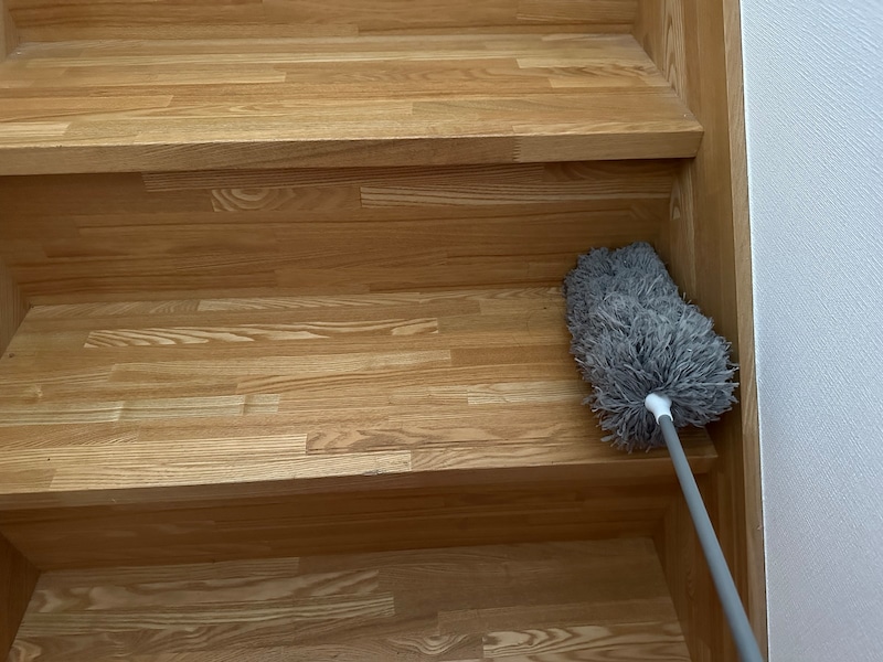 ダイソー伸縮式ダスターで階段掃除