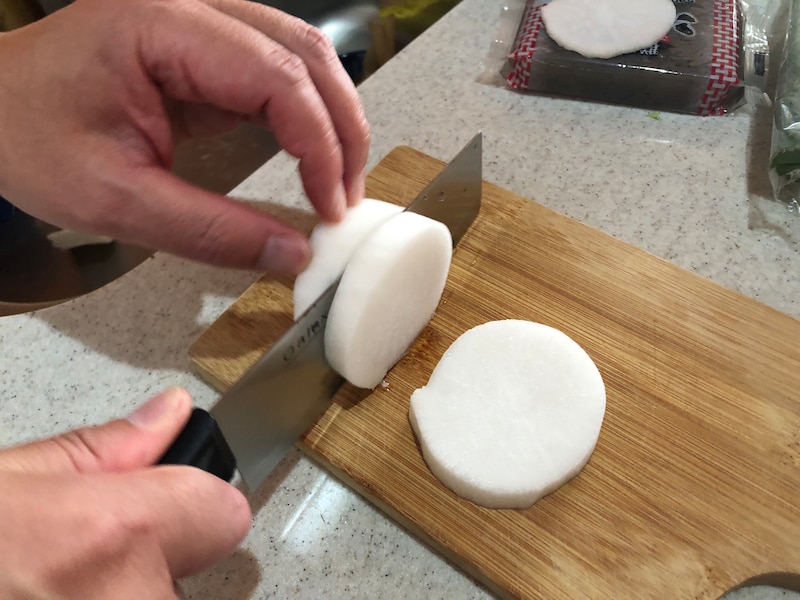 ダイソーの「菜切り包丁」は大根も切りやすい