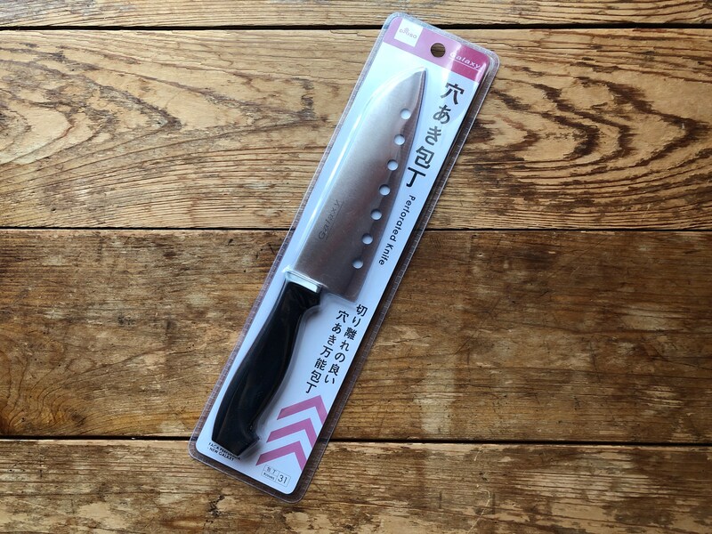 ダイソーの「穴あき包丁」