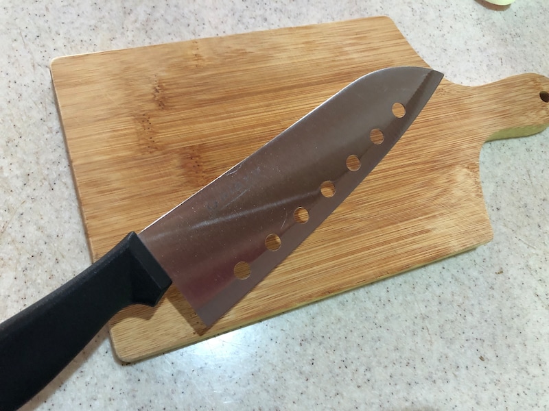 ダイソーの「穴あき包丁」は刃に空気孔がある