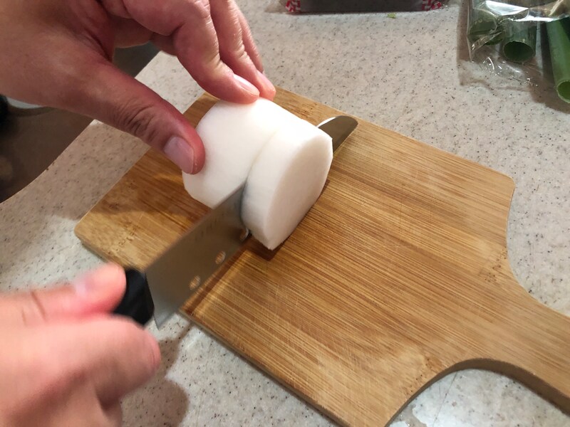 ダイソーの「穴あき包丁」は食材がくっつきにくい