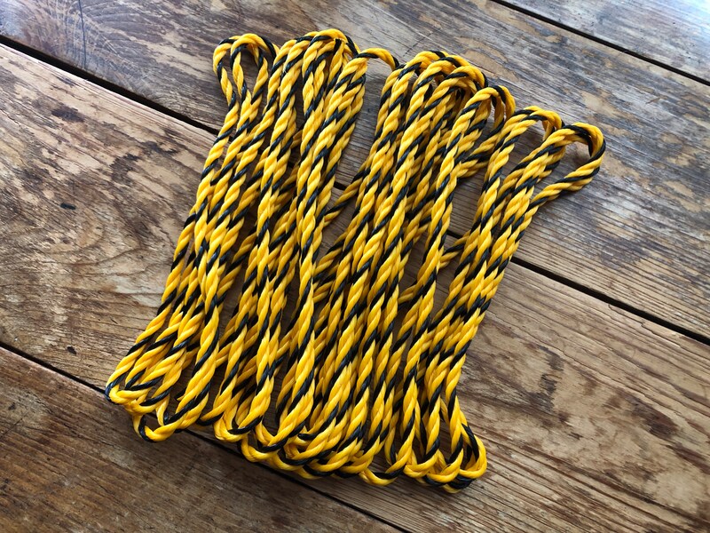 ダイソーの「標識ロープ」は黄色と黒で目立つ