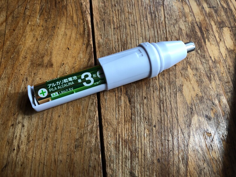 ダイソーの鼻毛カッター「電動ノーズシェーバー」に単三電池をセット