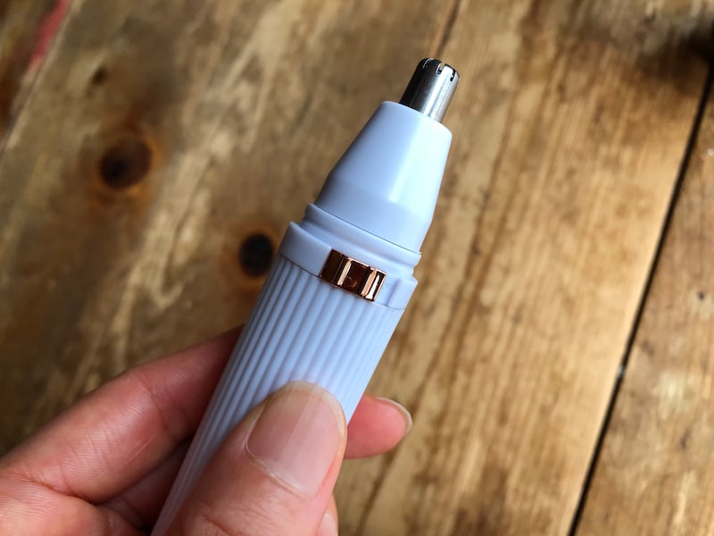 ダイソーの鼻毛カッター「電動ノーズシェーバー」の電源スイッチ