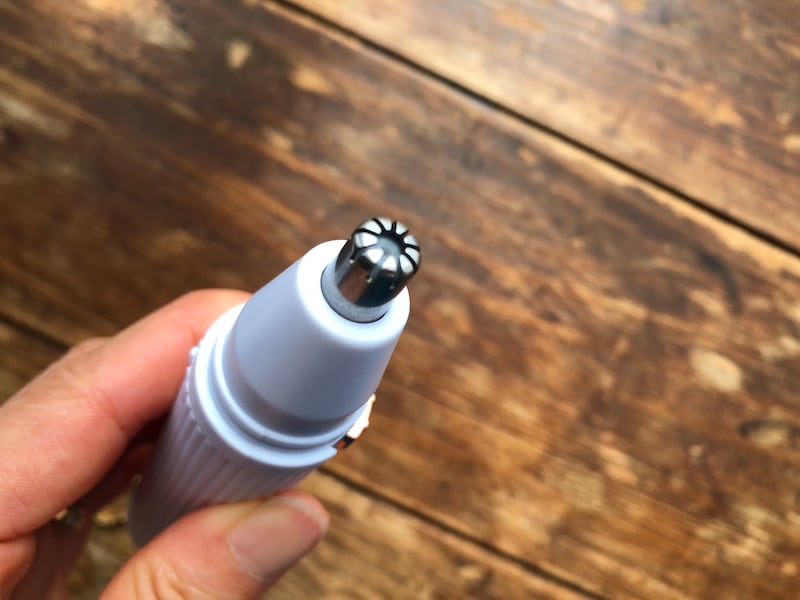 ダイソーの鼻毛カッター「電動ノーズシェーバー」の外側はほとんど汚れていない