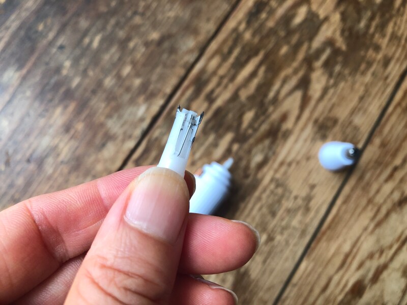 ダイソーの鼻毛カッター「電動ノーズシェーバー」の内刃には細かい鼻毛がついている