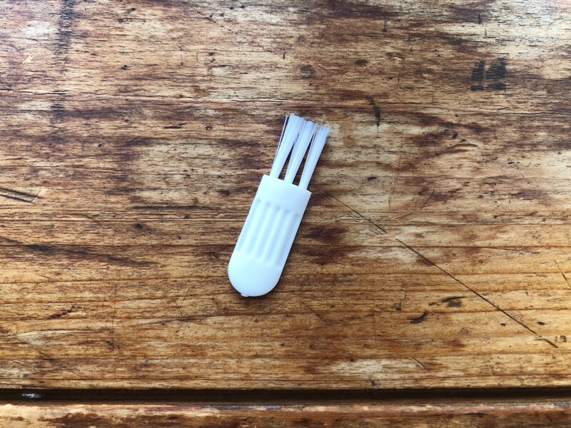 ダイソーの鼻毛カッター「電動ノーズシェーバー」は掃除ブラシを使って手入れをしよう