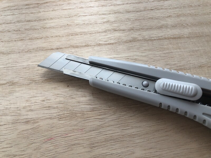 ダイソーの「オートロック式カッター」はスライダーを前進させて刃を出す