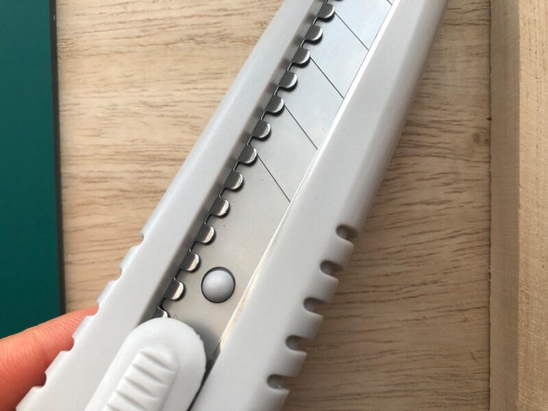 ダイソーの「オートロック式カッター」は刃が自動的に固定される