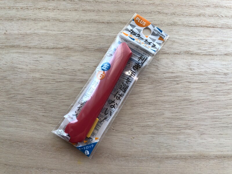 ダイソーの利き手を選ばない「カッターナイフ」