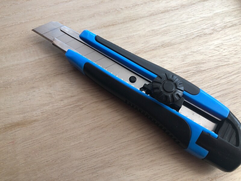 ダイソーの「ダイヤル式カッター」はダイヤルを回して刃を固定する