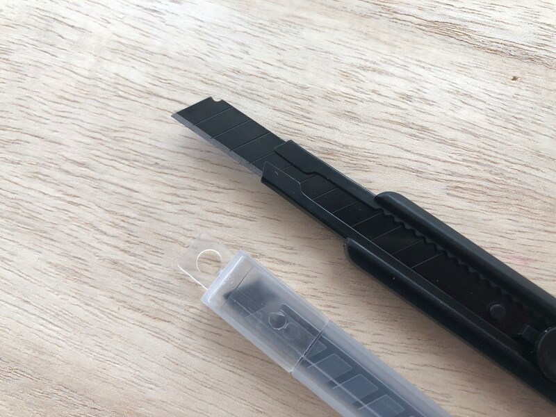 ダイソーの「ブラックコーティングカッター」は替刃が5枚セットになっている