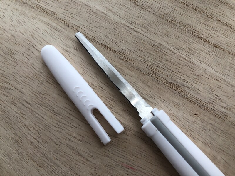ダイソーの「段ボールカッター」は両刃タイプで、どちらでも切れる