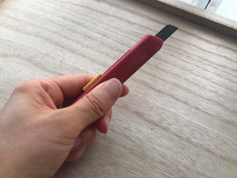 ダイソーの利き手を選ばない「カッターナイフ」は左右対称デザイン