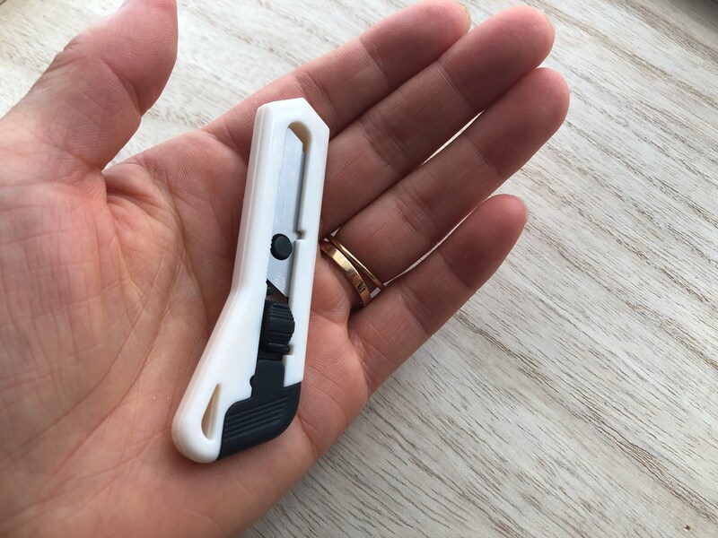 ダイソーの「ミニカッター」は手のひらサイズ