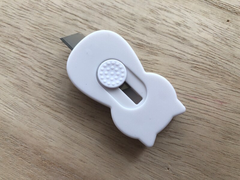 ダイソーの「ミニカッター　マグネット付」は出る刃が小さいので手紙の開封などにおすすめ