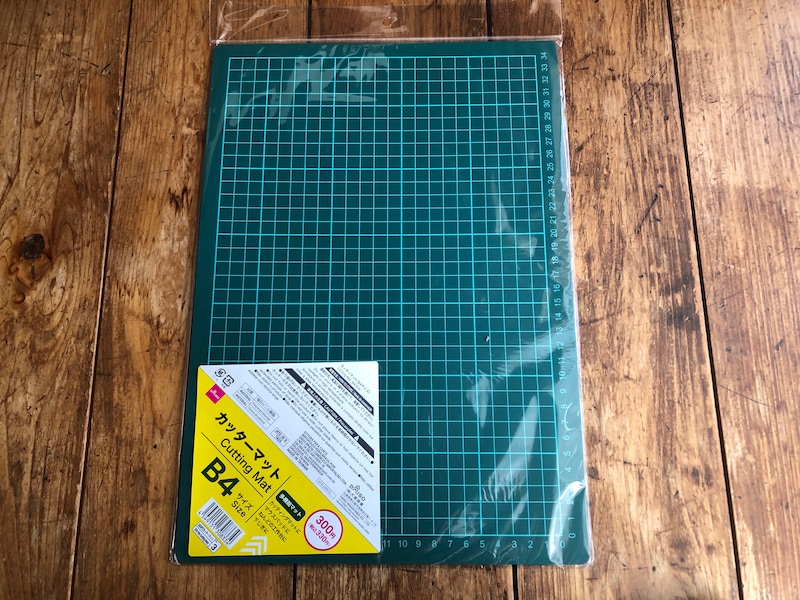 ダイソーの「カッターマット B4」