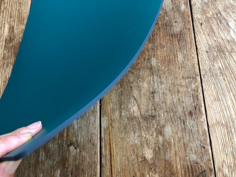 ダイソーの「カッターマット B4」は厚手でかための素材でできている