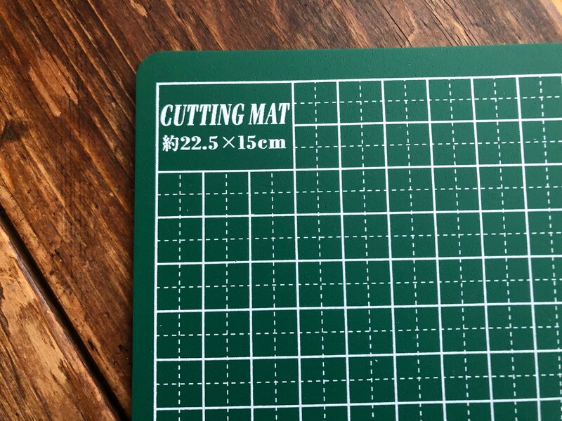 ダイソーの「カッティングマット」のサイズは22.5×15cm