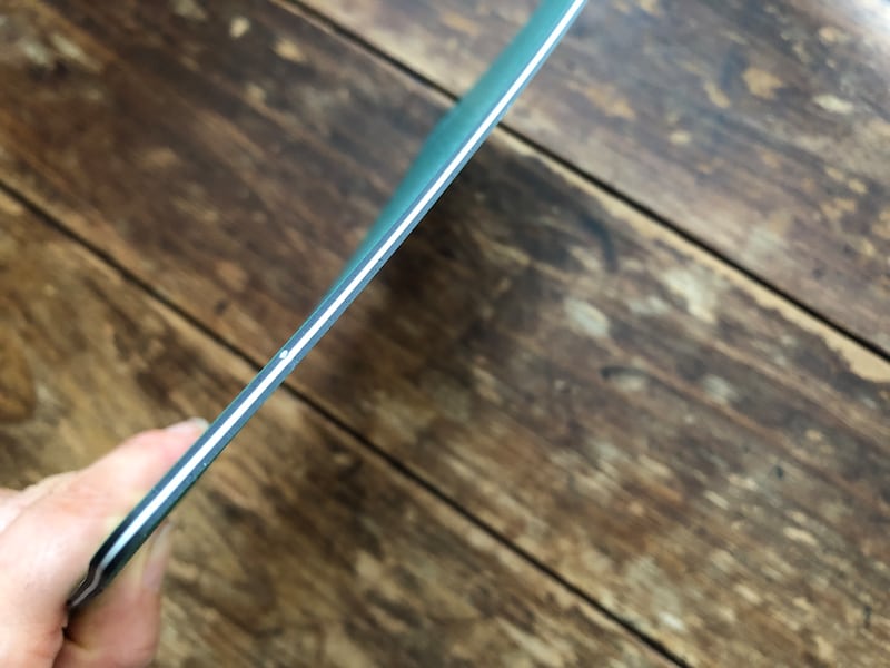 ダイソーの「カッティングマット」は厚みがある