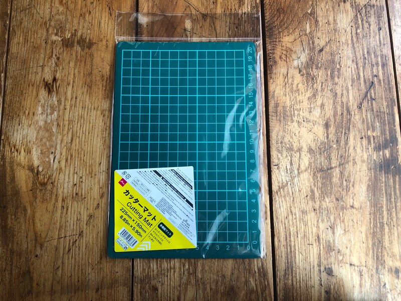 ダイソーの「カッターマット」