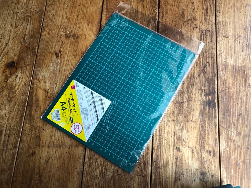 ダイソーの「カッターマット A4」