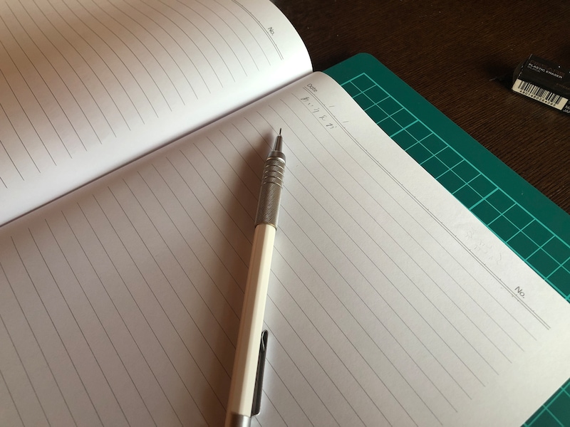 ダイソーの「カッターマット A4」は下敷きとしても使用できる