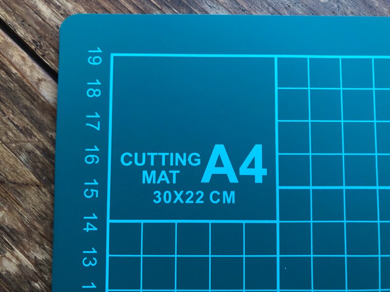 ダイソーの「カッターマット A4」のサイズは30×22cm