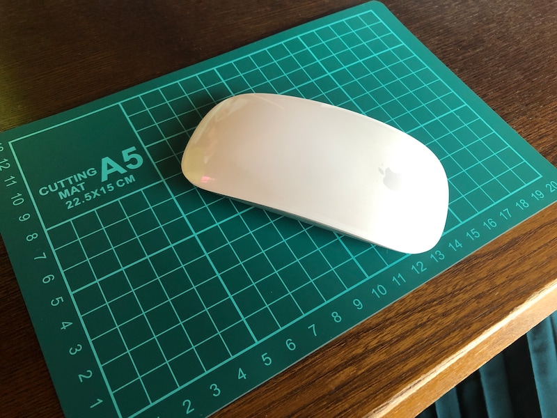 ダイソーの「カッターマット」はマウスパッドとしても使える