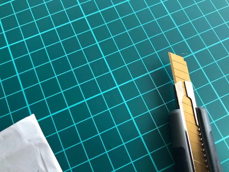 ダイソーの「カッターマット B4」はカッターを使っても貫通することはない