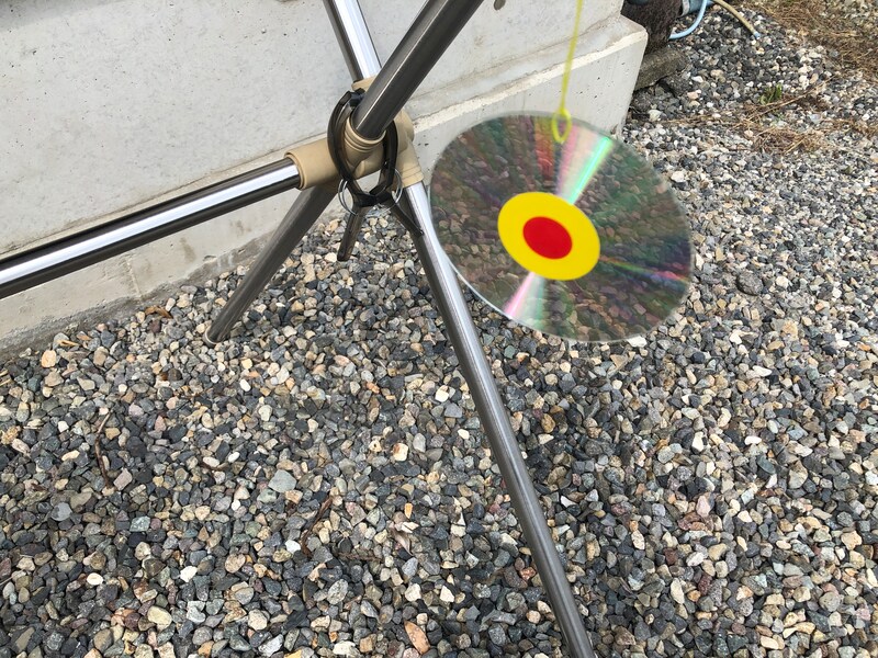 ダイソーの「鳥よけCD」はひも付きで吊り下げやすい