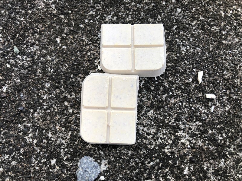 ダイソーの「ドバト退治に忌避剤」はツーンとしたメンソールのようなニオイがする