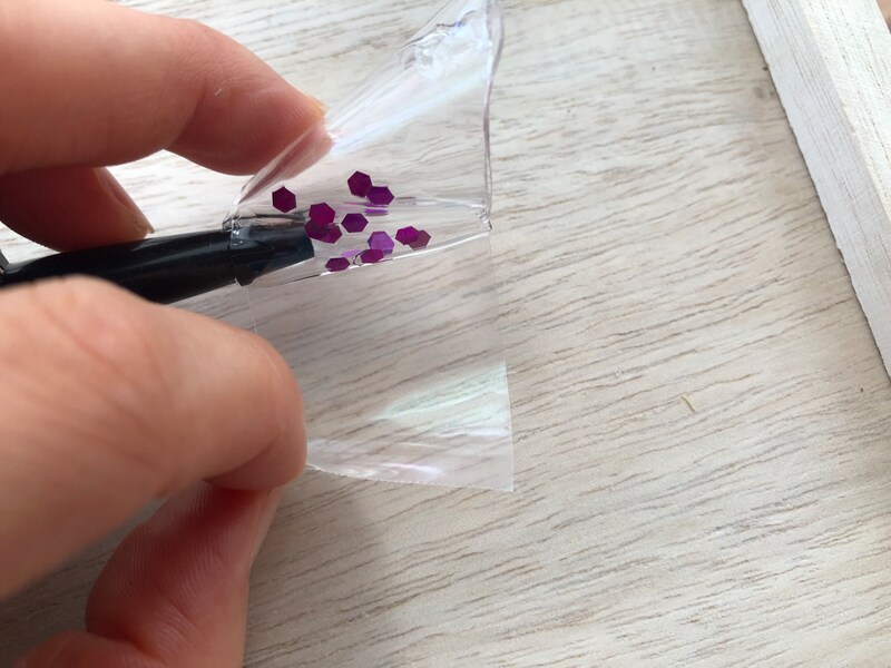 テープの保護フィルムを剥がす