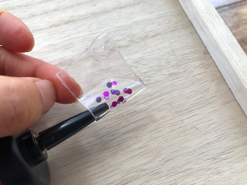 ダイソーの「テープ風船」のテープを半分に折る