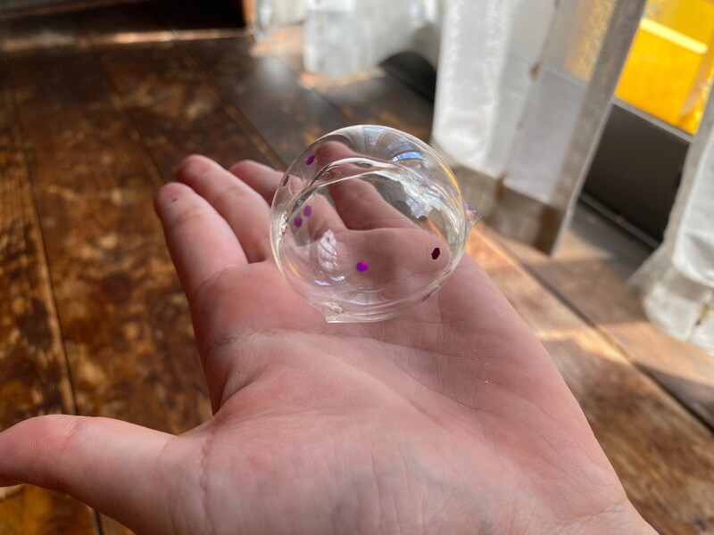 ダイソーの「テープ風船」が破れないように注意して「空気入れ」から外す