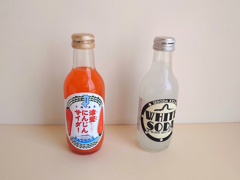 津堅にんじんサイダーは432円で、イエソーダ WHITE SODAは297円で「わしたショップ国際通り店」にて購入