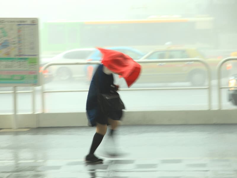 台風の中歩く人