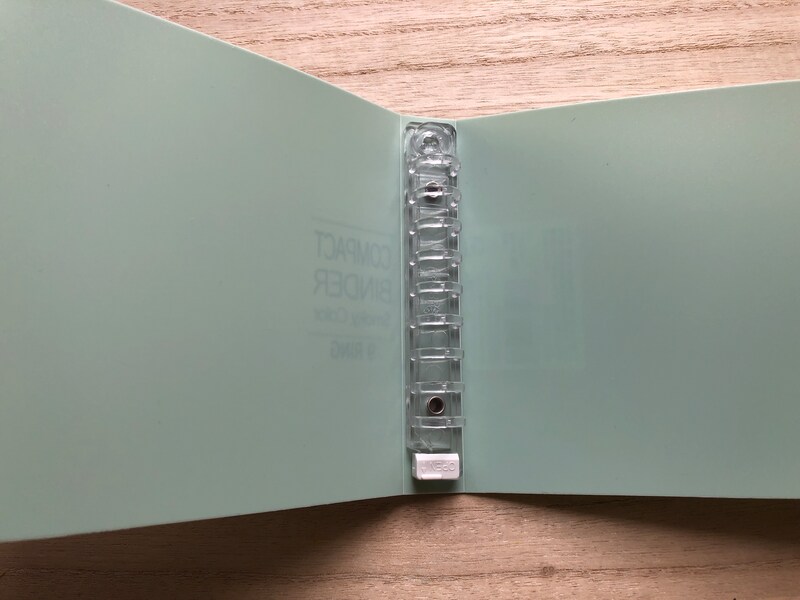 ダイソーの「コンパクトバインダー」のリングの数は9つ