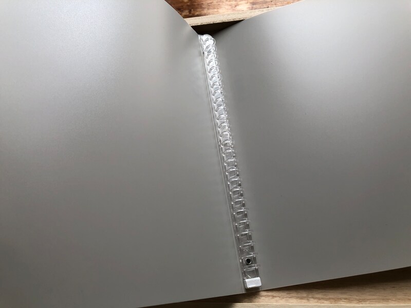 ダイソーの「B5 バインダー」のリングの数は26個