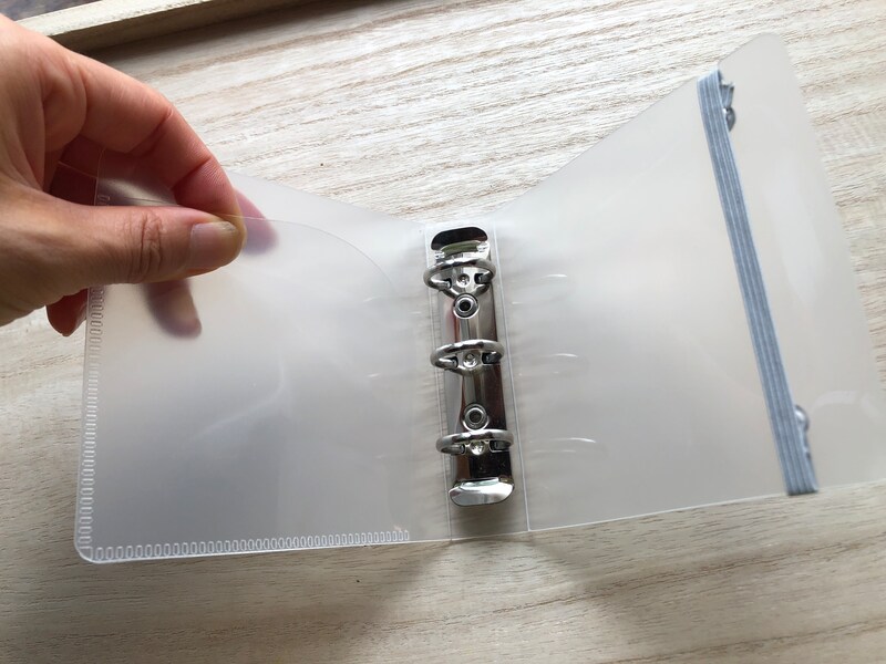 ダイソーの「ミニリングファイル」には内ポケットがある