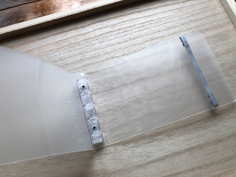 ダイソーの「5リングファイル」のリングは5つ。ゴム付きでまとめやすい