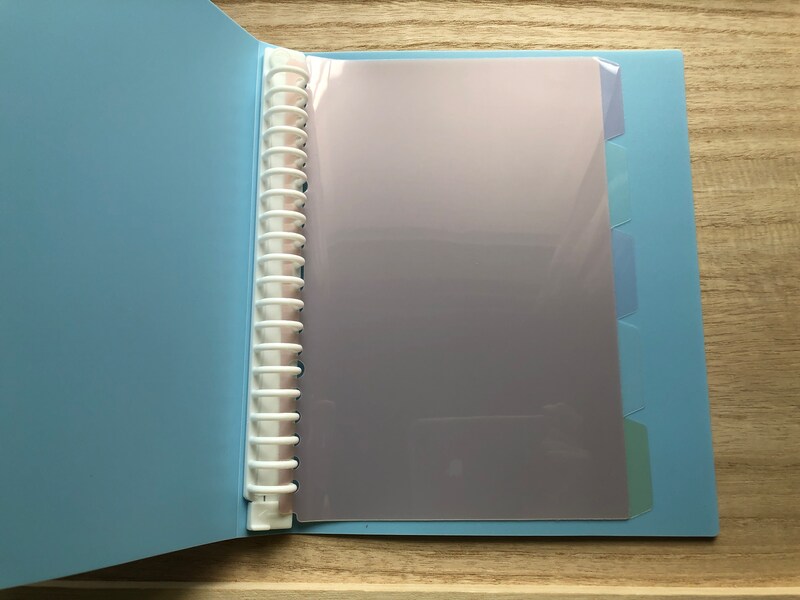 ダイソーの「A5　リングファイル」は5枚のインデックス付き