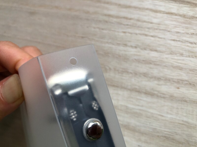 ダイソーの「ミニリングファイル」の背表紙にはストラップ用の穴があいている