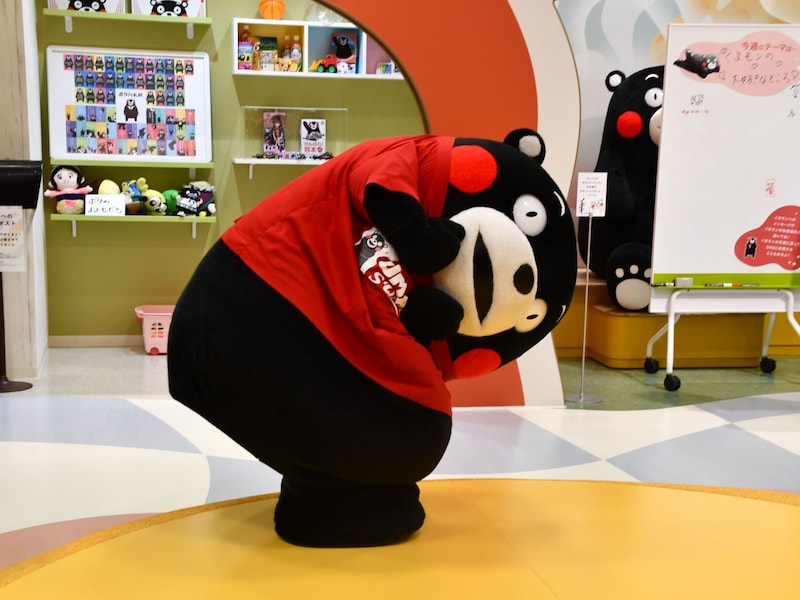 くまモンスクエアのTシャツを着て＝8月2日、熊本市