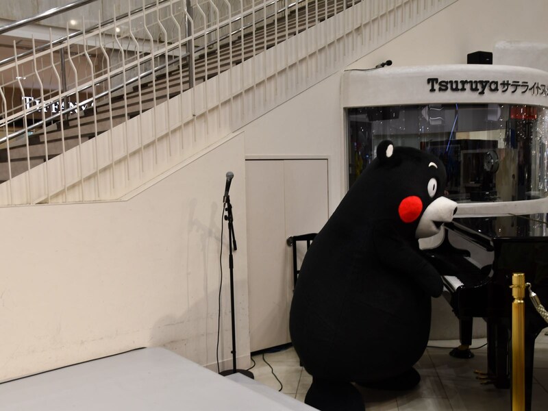 鶴屋百貨店でピアノを弾き出す＝8月2日、熊本市