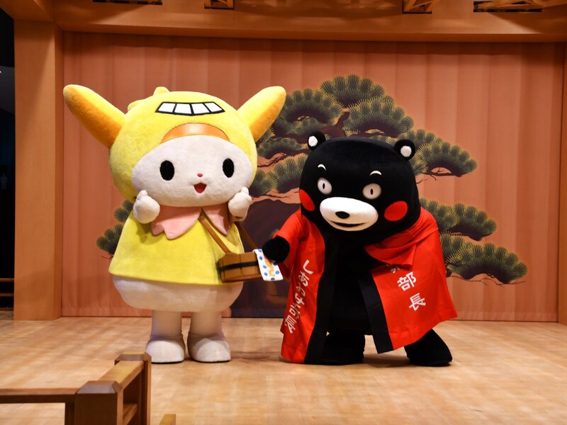 羽田ではねぴょん（左）と＝8月20日、東京都大田区