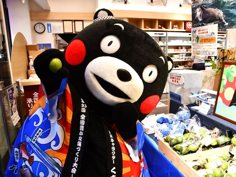 銀座熊本館でPR活動＝8月23日、東京都中央区