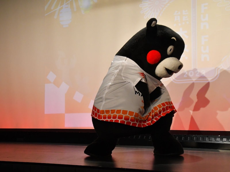 スマッシュを披露＝8月23日、東京都中央区