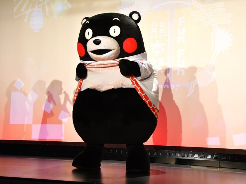 割れた腹筋を見せつける＝8月23日、東京都中央区