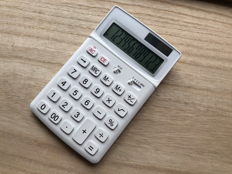 ダイソーの「電卓　12桁」は機能と使い方の説明書付き